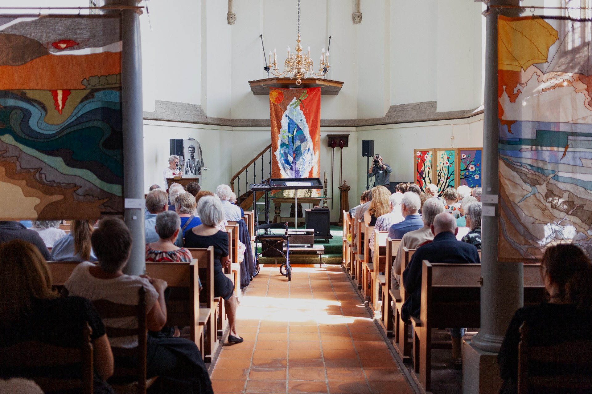 Publiek tijdens een tentoonstelling van textielwerken